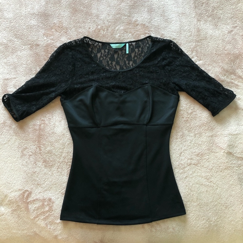 Lace detailed top